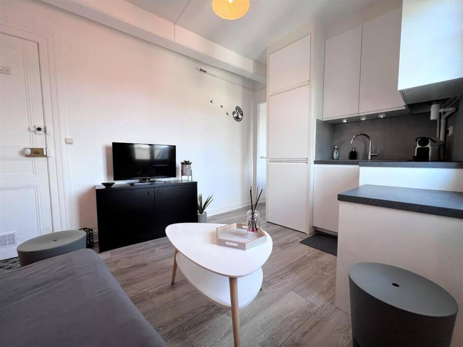 Appartement Le Cyrano, - App. T2 Proche De La